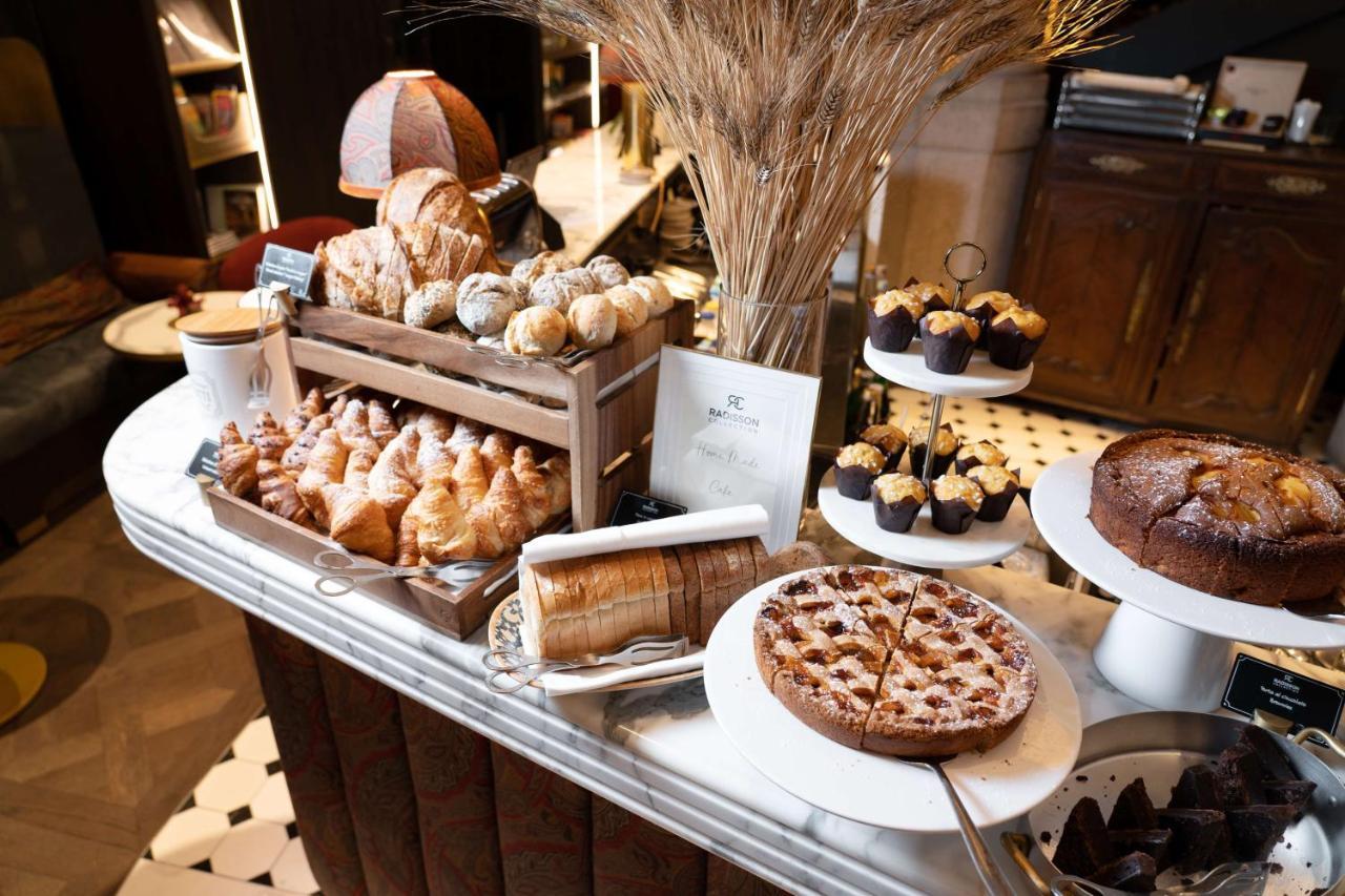 Radisson Collection Hotel, Palazzo Touring Club Milaan Buitenkant foto A selection of pastries at a bakery