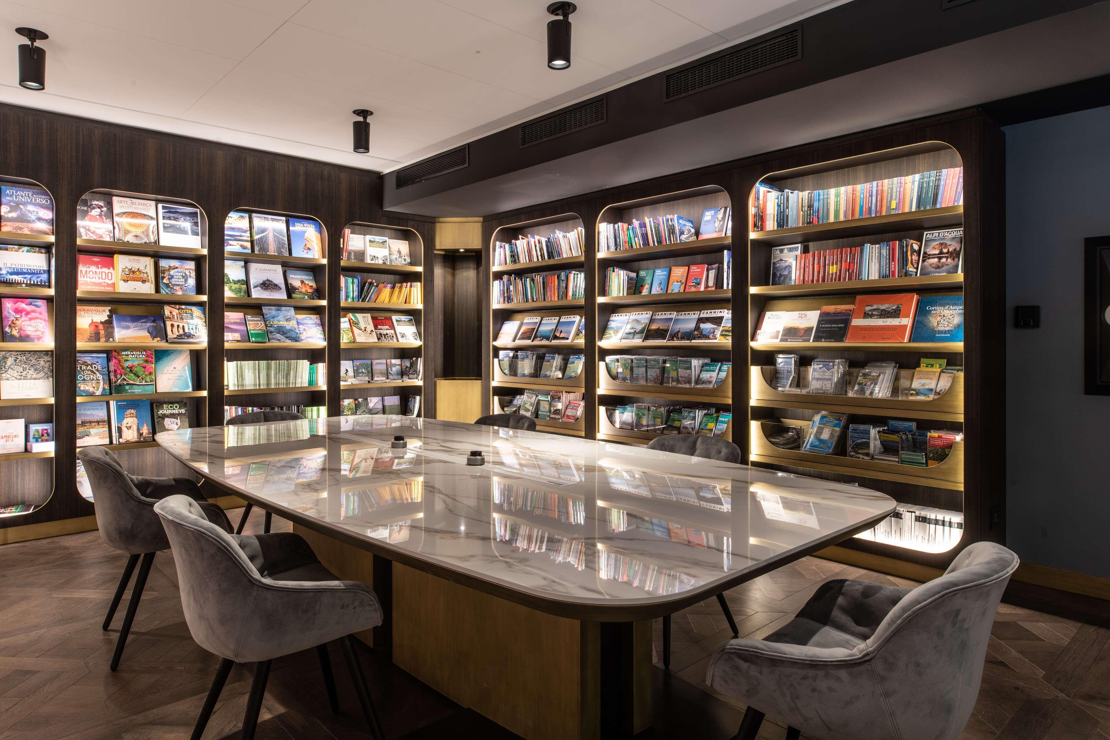 Radisson Collection Hotel, Palazzo Touring Club Milaan Buitenkant foto Library