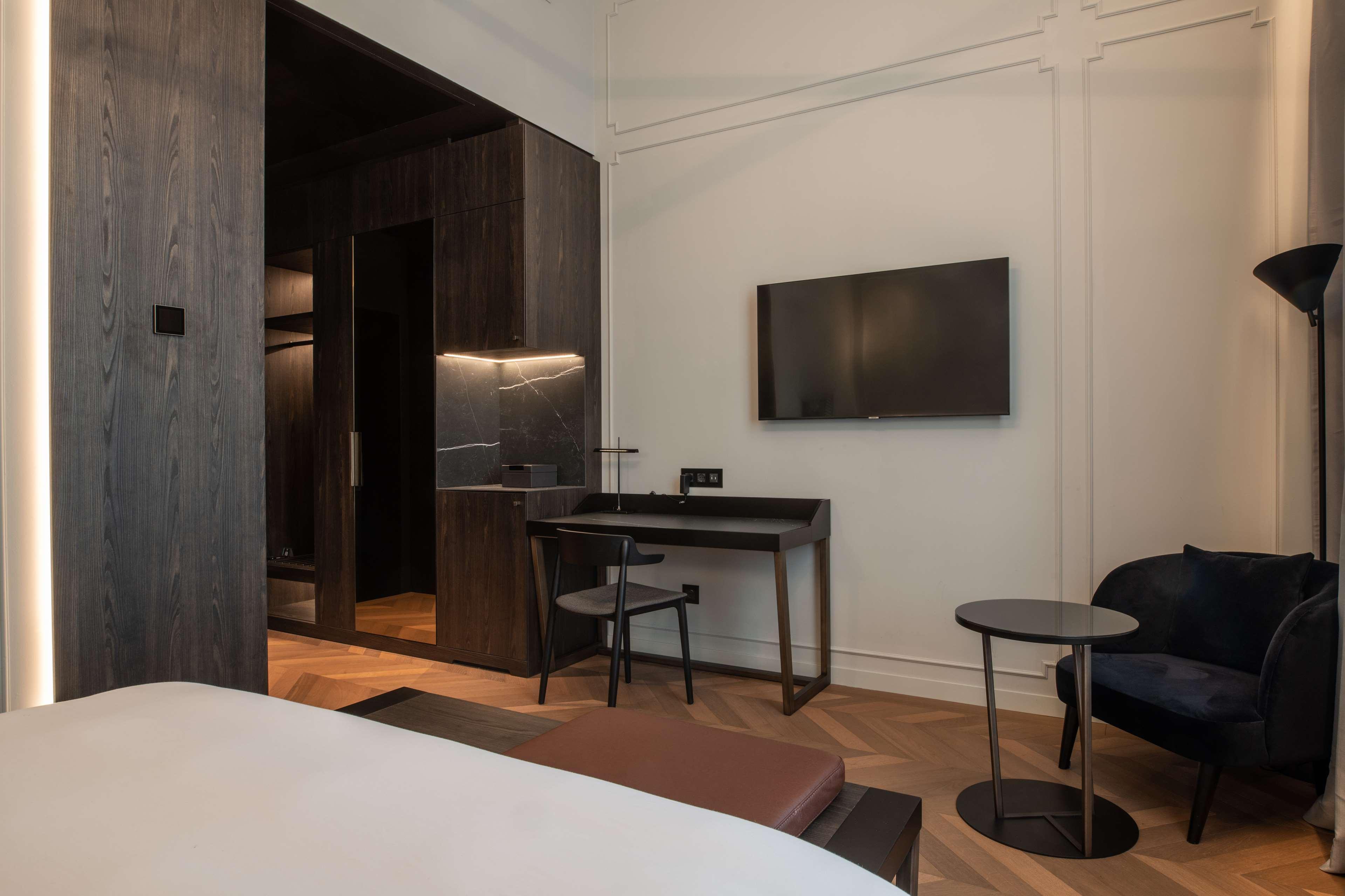 Radisson Collection Hotel, Palazzo Touring Club Milaan Buitenkant foto A room at the hotel