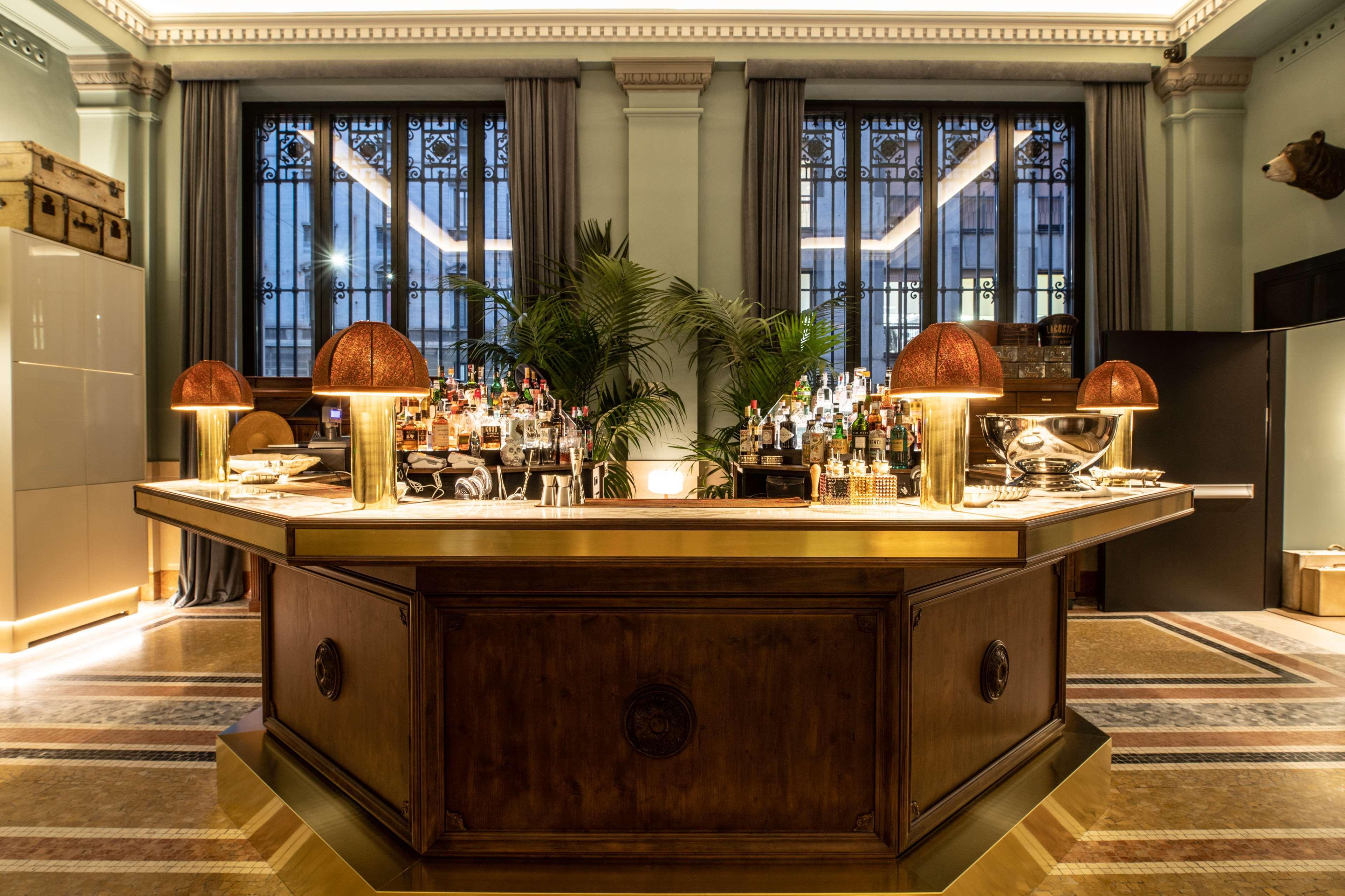 Radisson Collection Hotel, Palazzo Touring Club Milaan Buitenkant foto The bar at the Hotel de Crillon