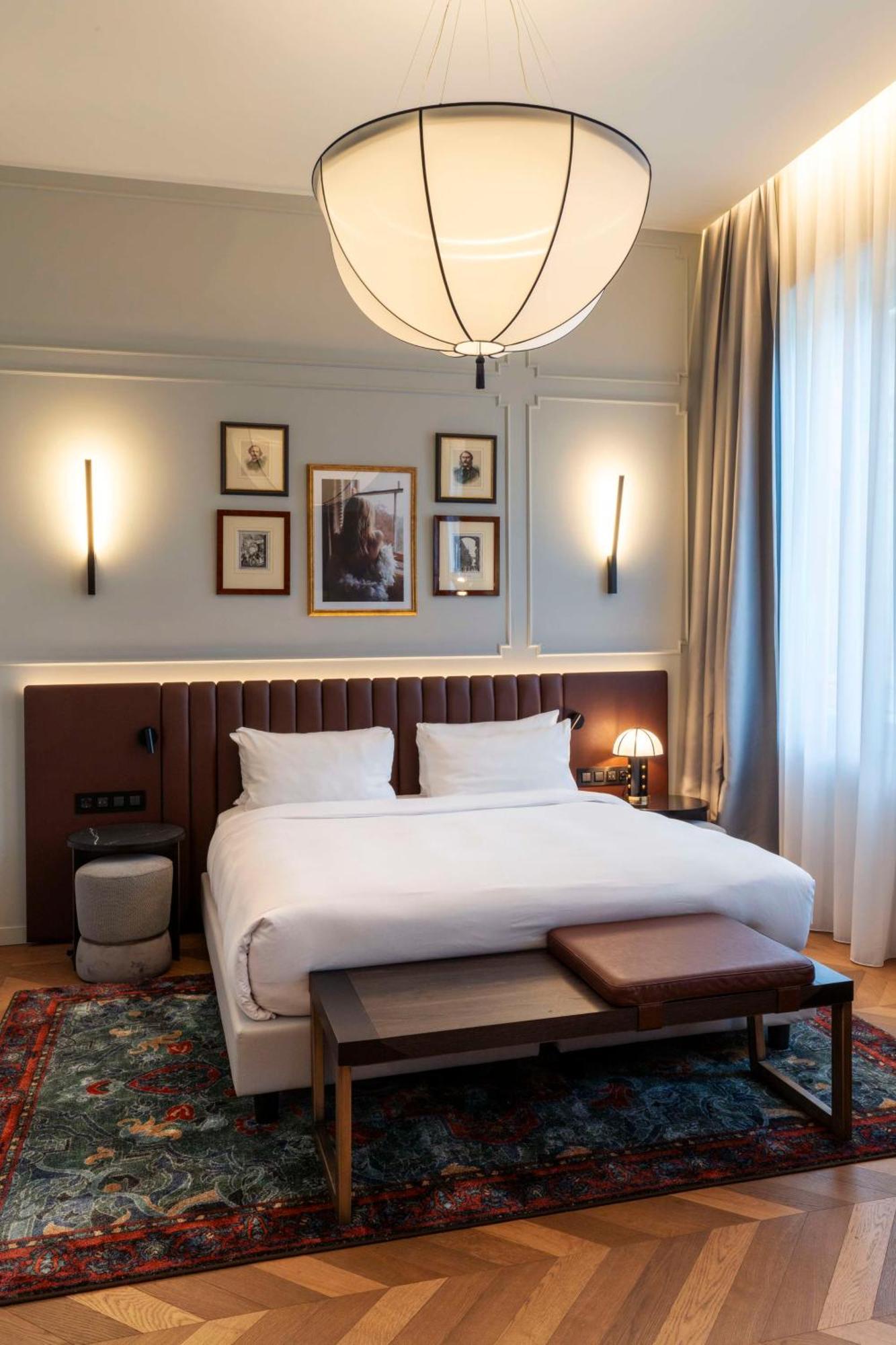 Radisson Collection Hotel, Palazzo Touring Club Milaan Buitenkant foto A bedroom at the hotel