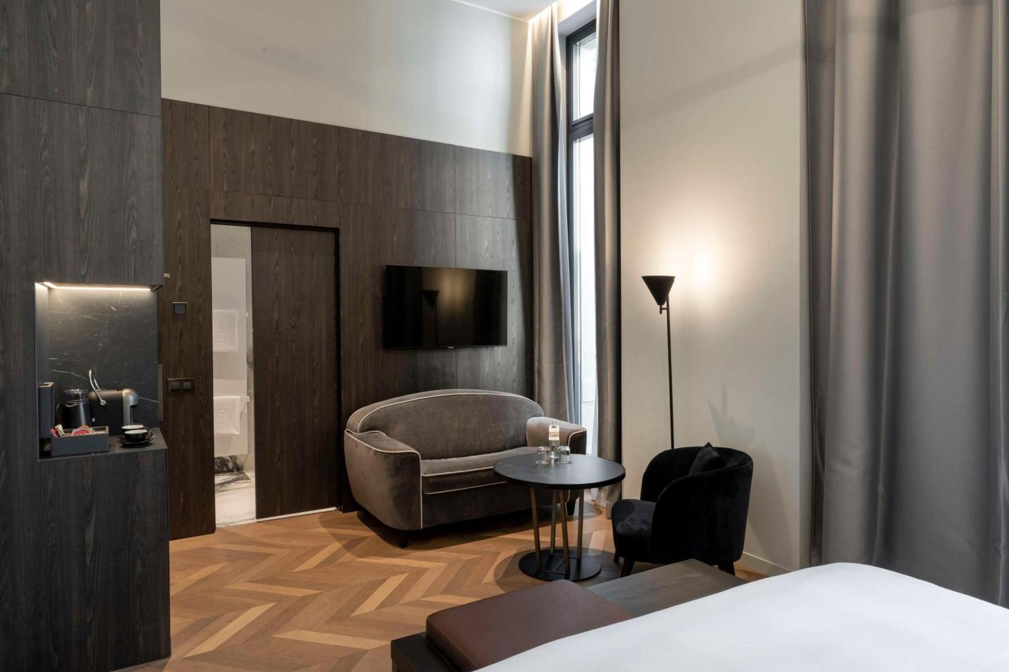 Radisson Collection Hotel, Palazzo Touring Club Milaan Buitenkant foto A room at the hotel