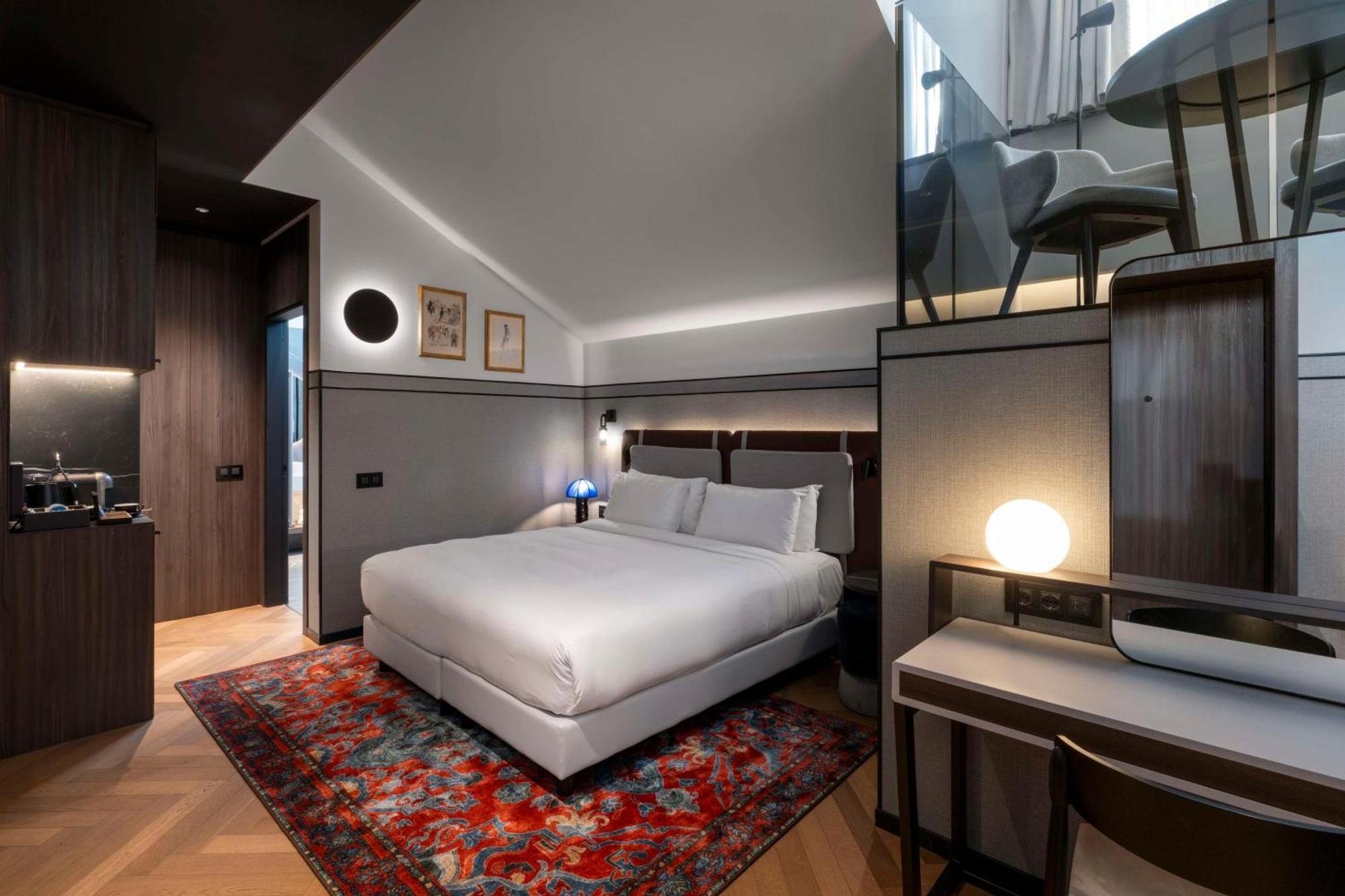 Radisson Collection Hotel, Palazzo Touring Club Milaan Buitenkant foto A room at the hotel