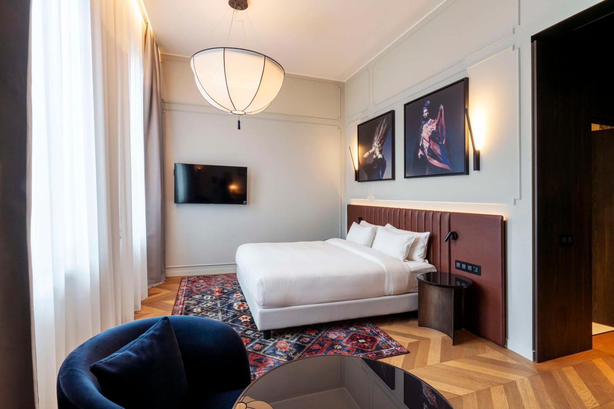 Radisson Collection Hotel, Palazzo Touring Club Milaan Buitenkant foto A bedroom at the hotel