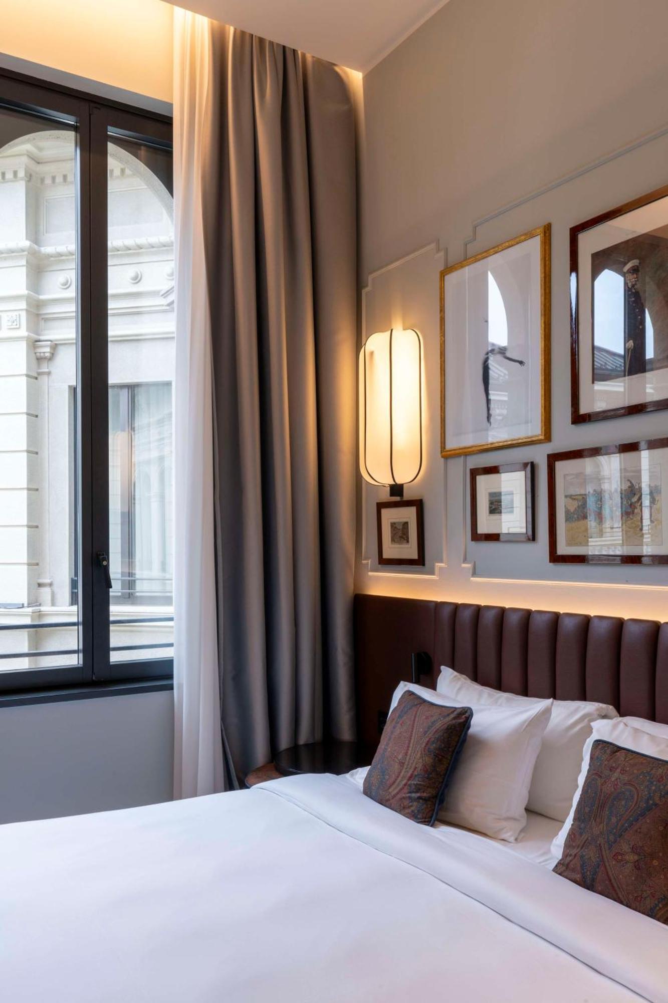 Radisson Collection Hotel, Palazzo Touring Club Milaan Buitenkant foto A wall light