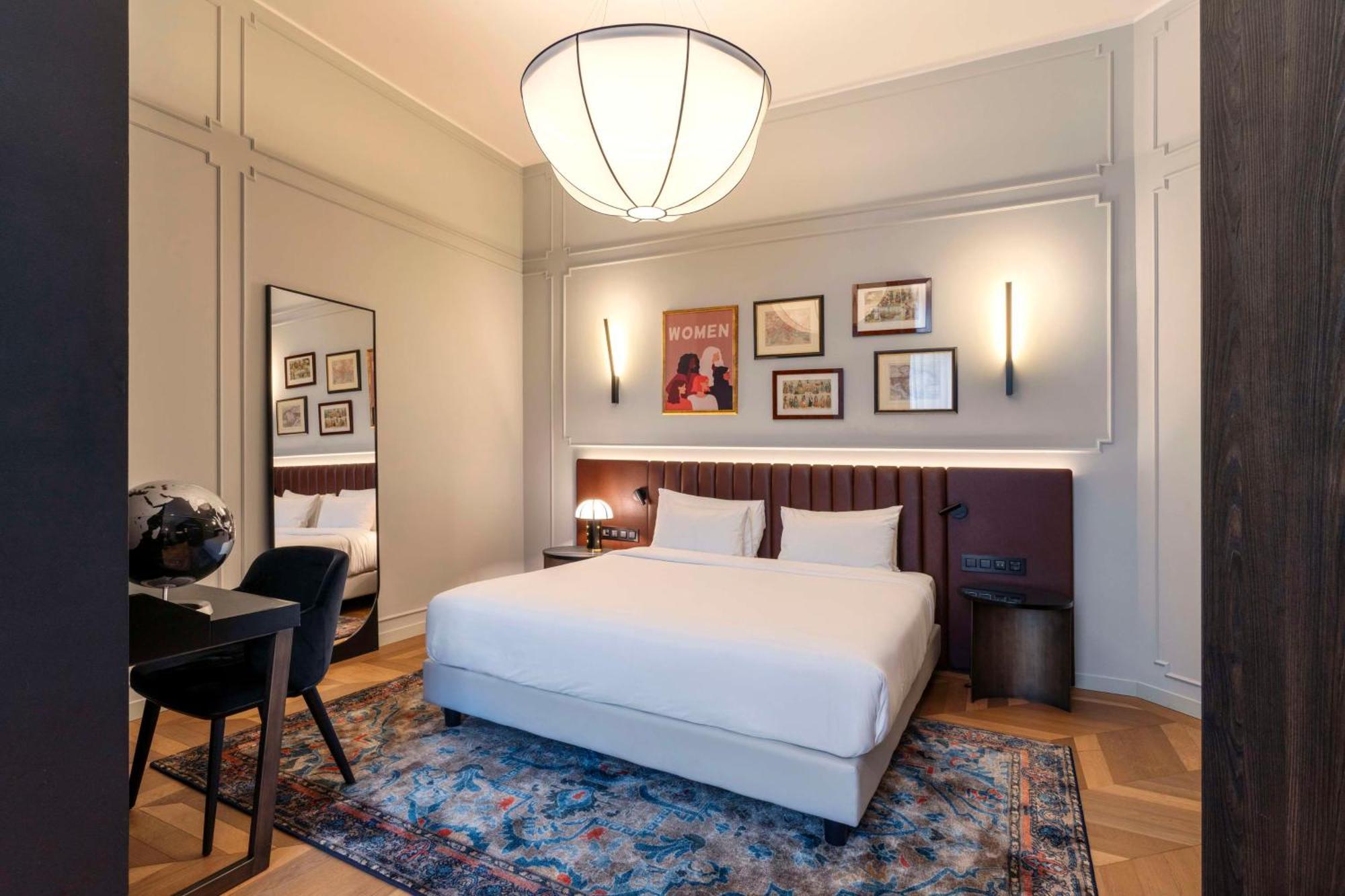 Radisson Collection Hotel, Palazzo Touring Club Milaan Buitenkant foto A bedroom at the hotel