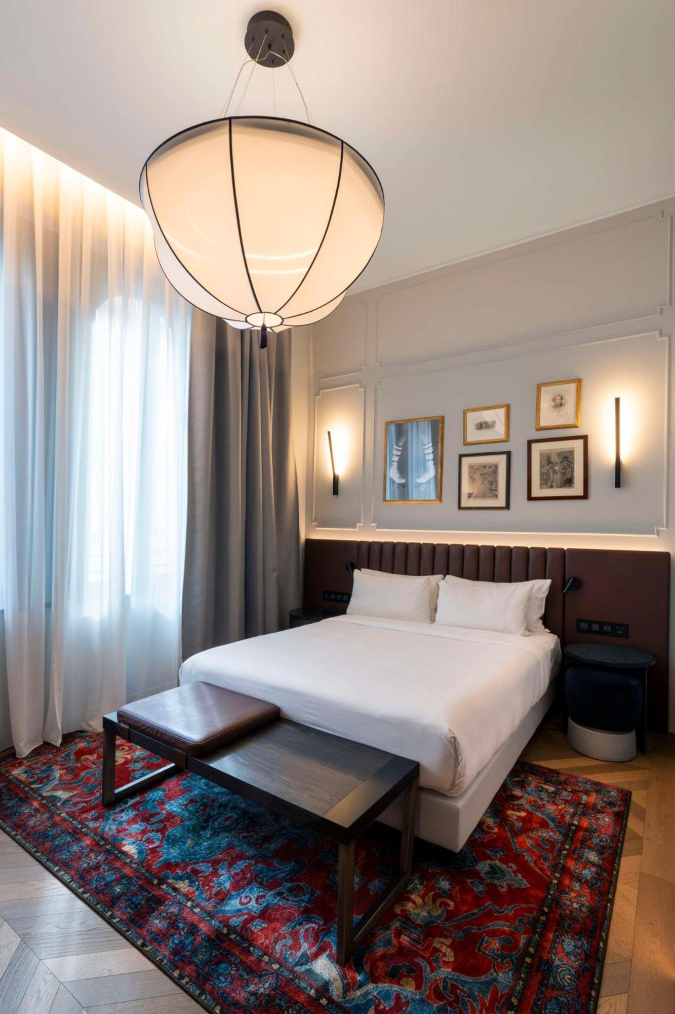 Radisson Collection Hotel, Palazzo Touring Club Milaan Buitenkant foto A bedroom at the hotel